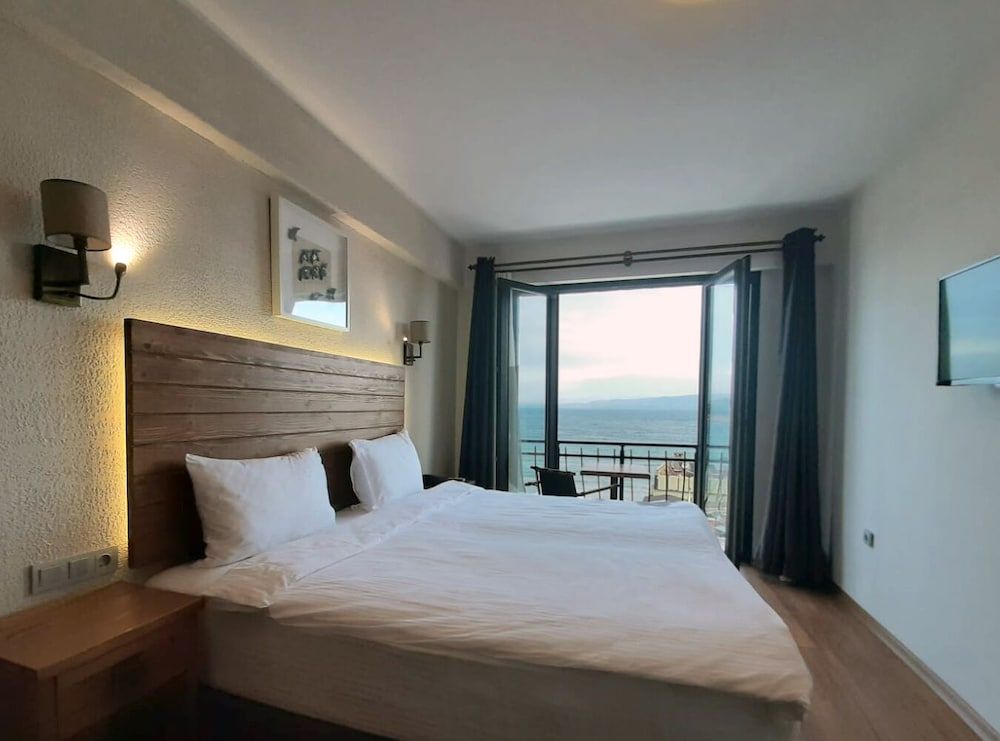 8 Rooms Hotel Standard Room 3