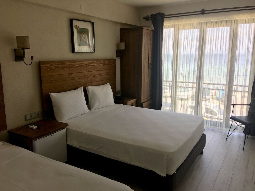 8 Rooms Hotel Triple Room 3