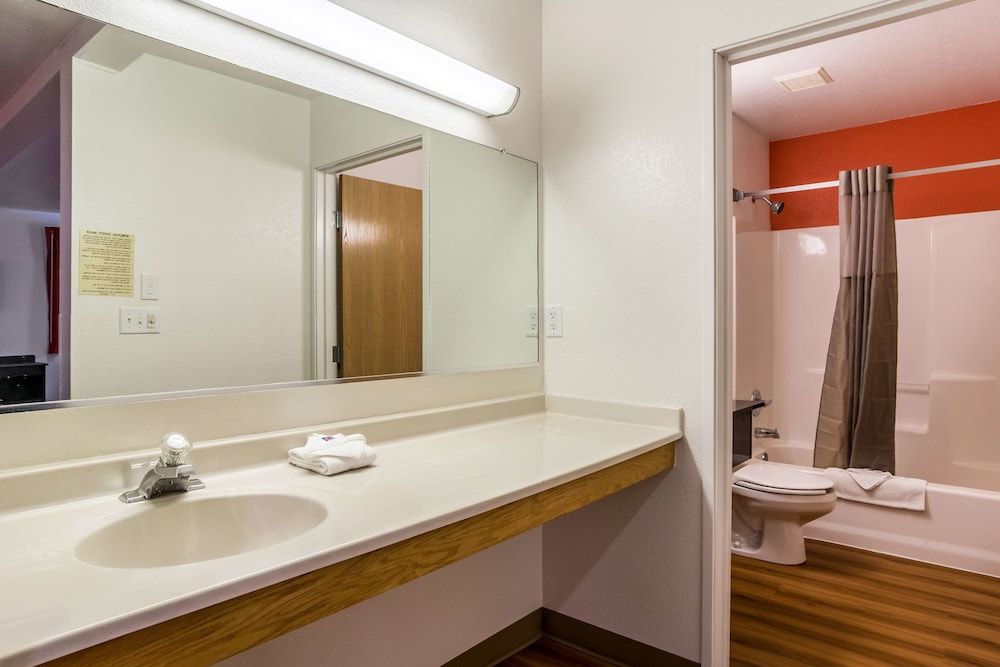 Motel 6 Barkeyville, PA Standard Room, 2 Queen Beds, Smoking 5