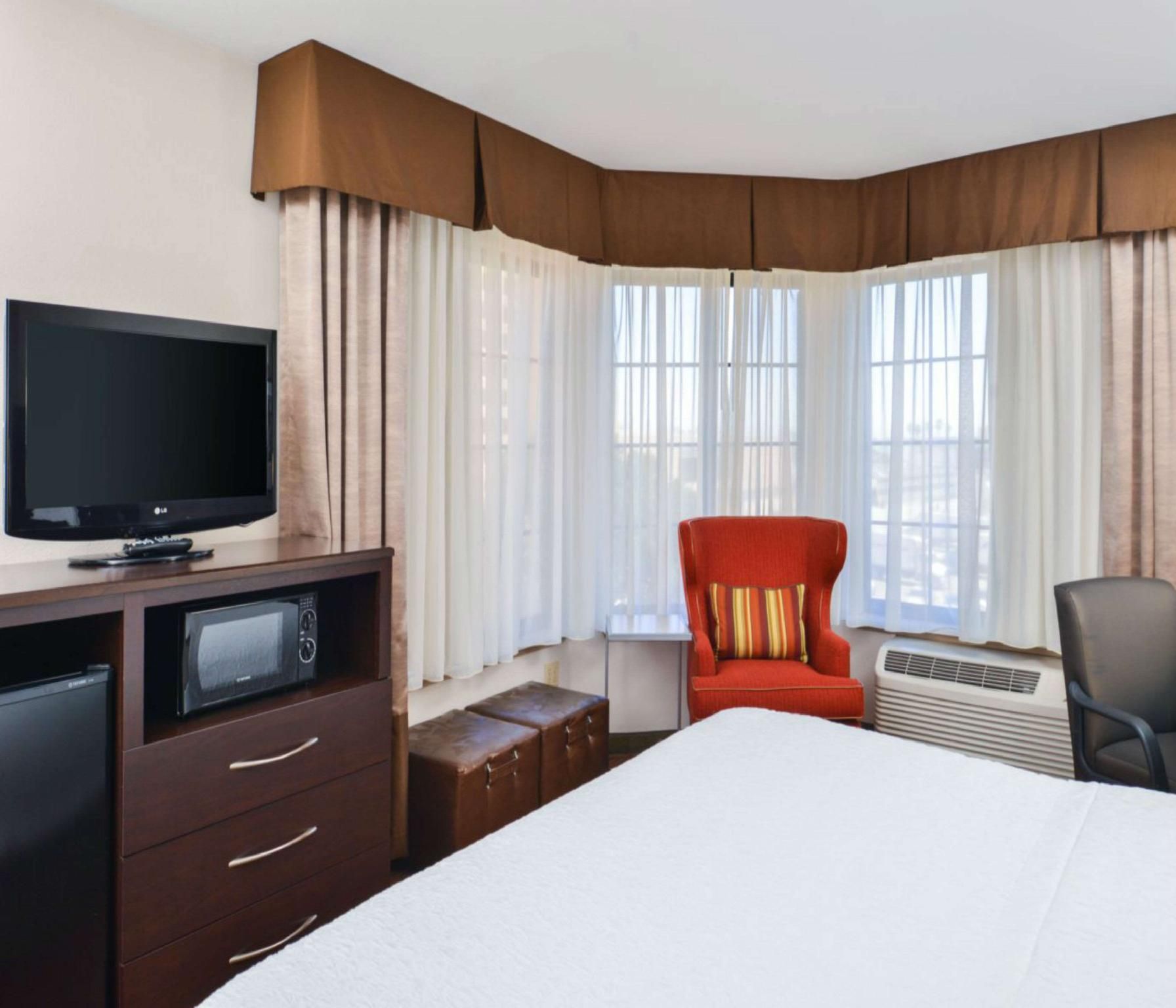 1 King Bed Corner Rm Nonsmoking