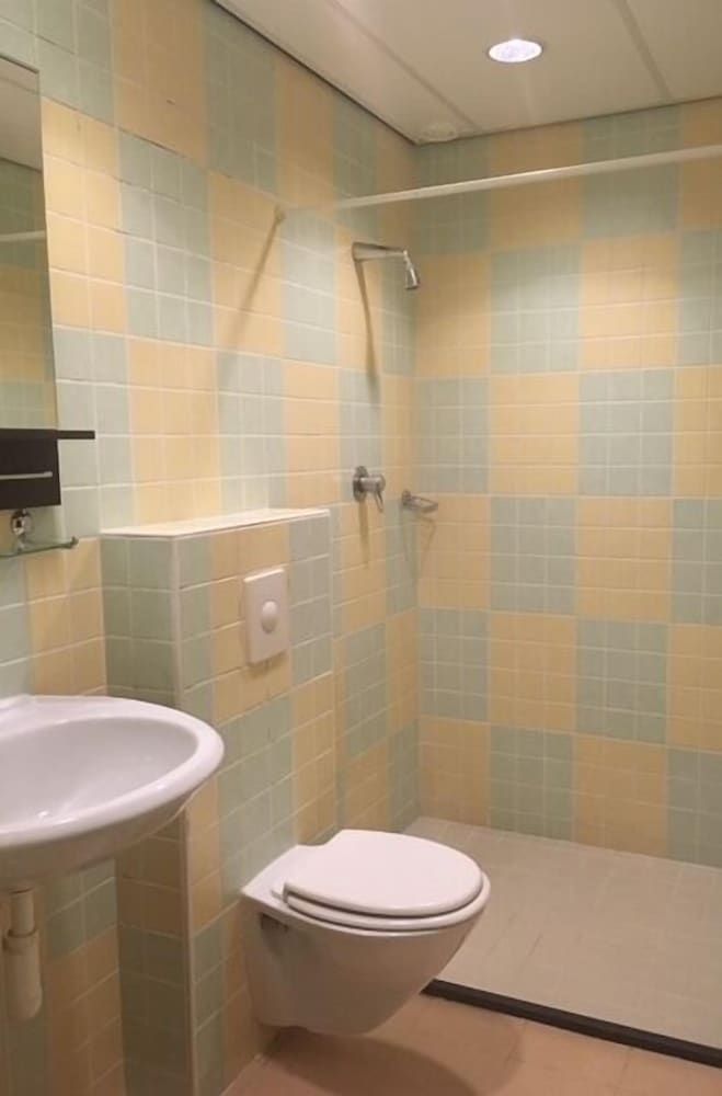 Hotel Zwanenburg Quadruple Room, 2 Double Beds 4