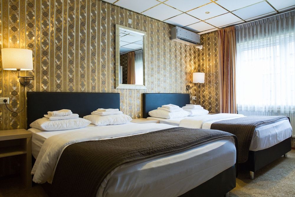 Hotel Zwanenburg Quadruple Room, 2 Double Beds 2