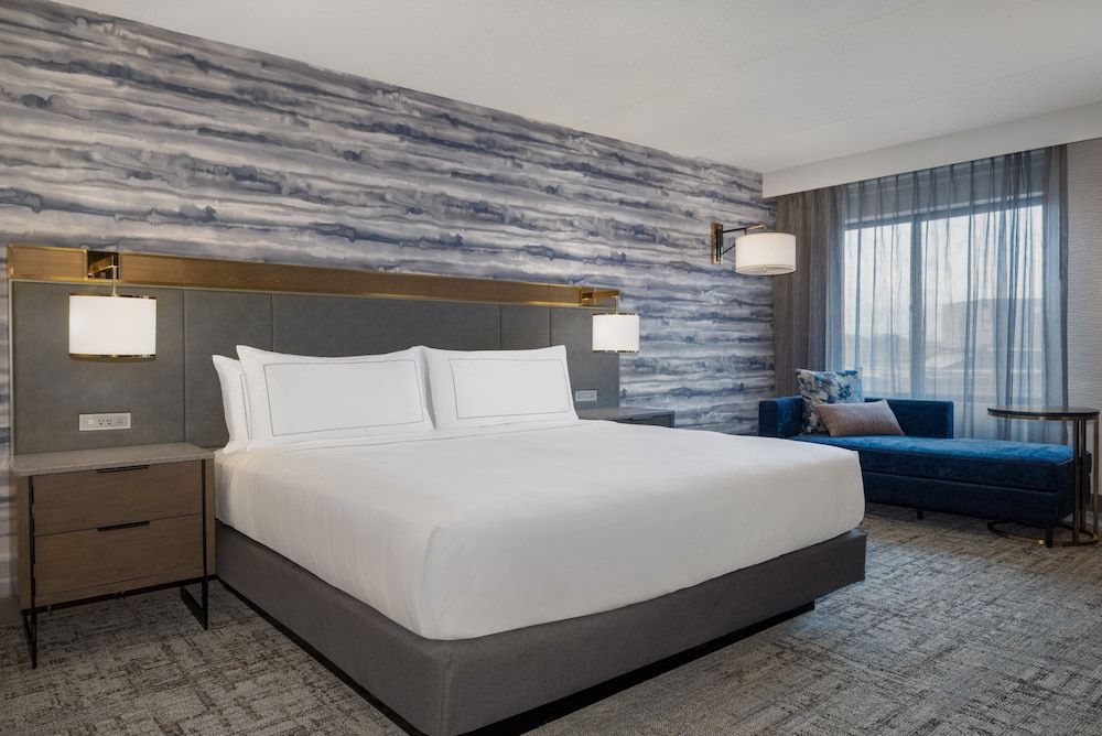 DoubleTree by Hilton Kingston Room, 1 King Bed 3