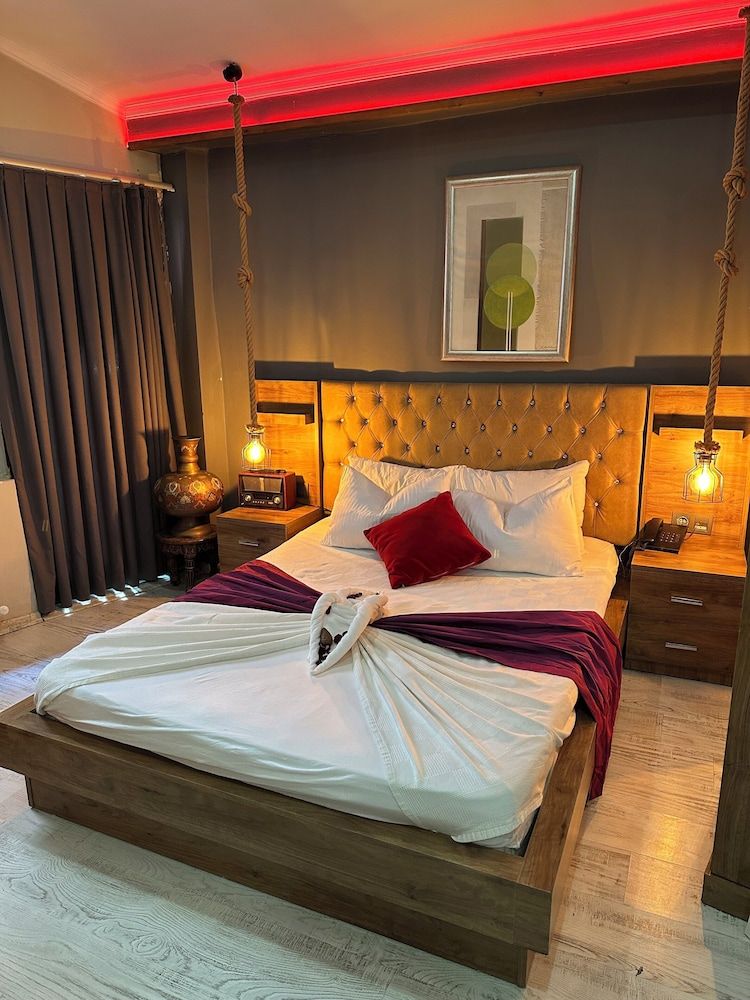 undefined Chez Bore 8