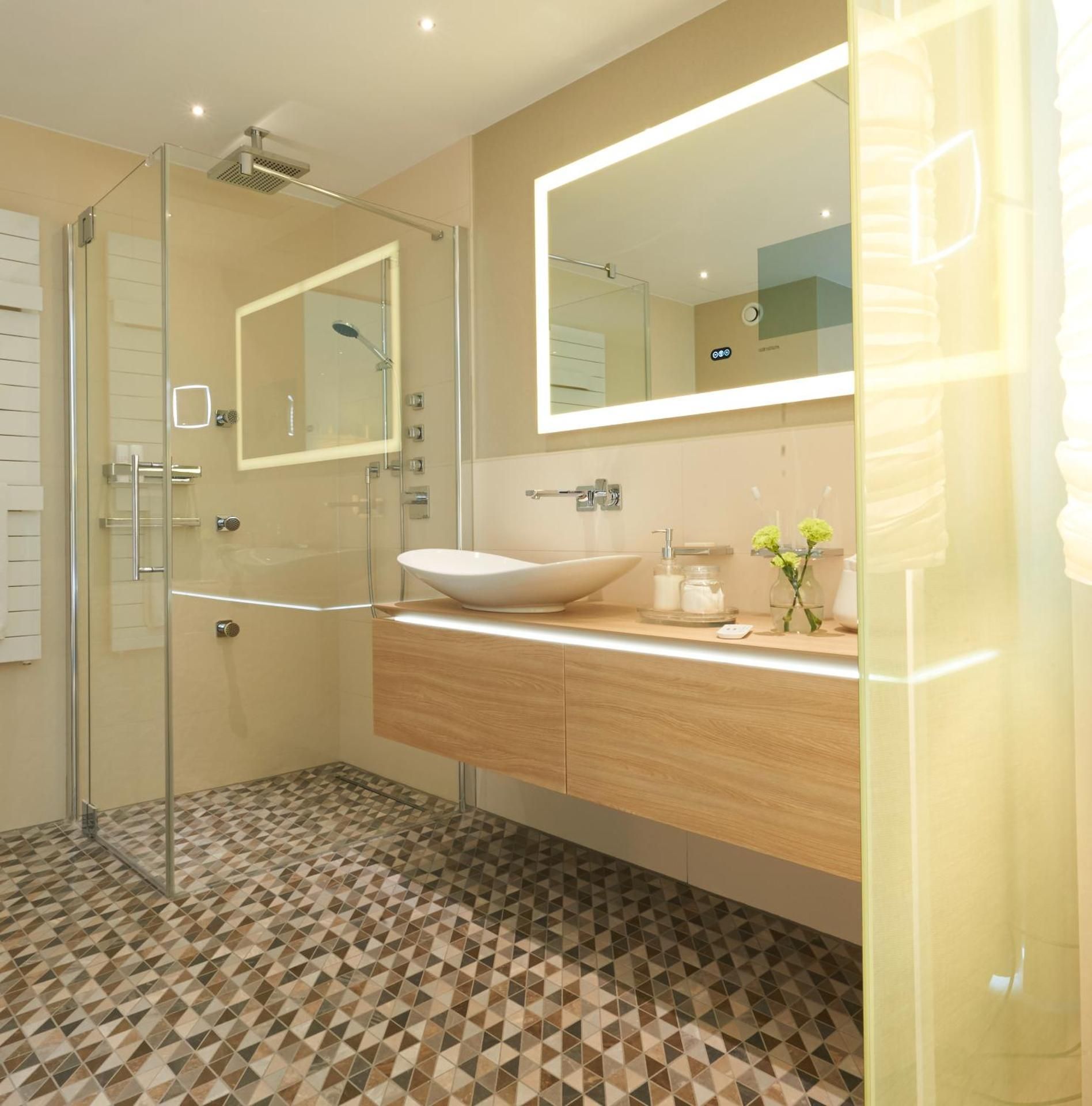 Feature Suite - Balcony - 1 King