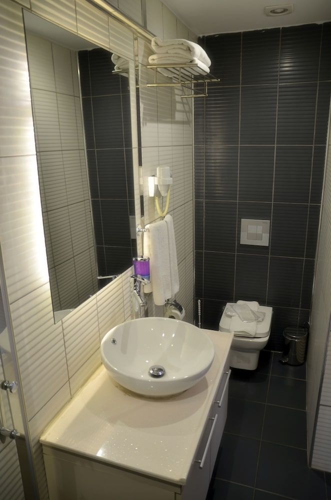 Miller Hotel Comfort Room 5