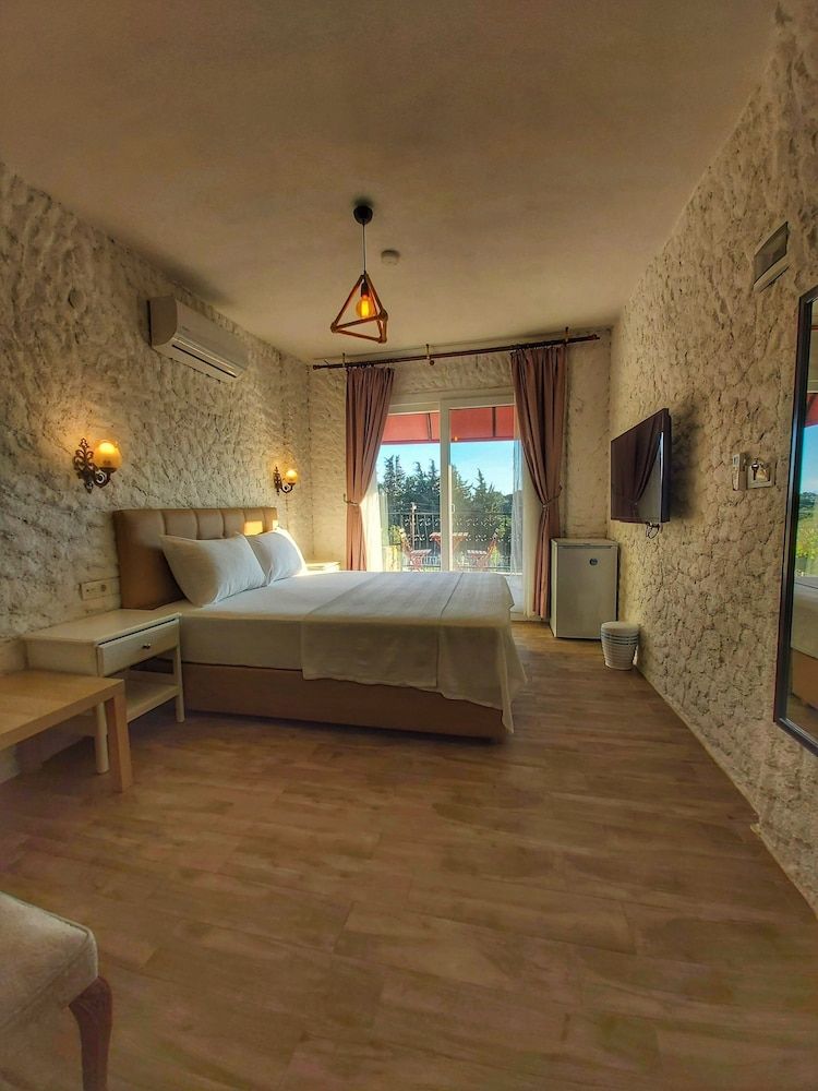 Comfort Room, 1 Queen Bed, Balcony
