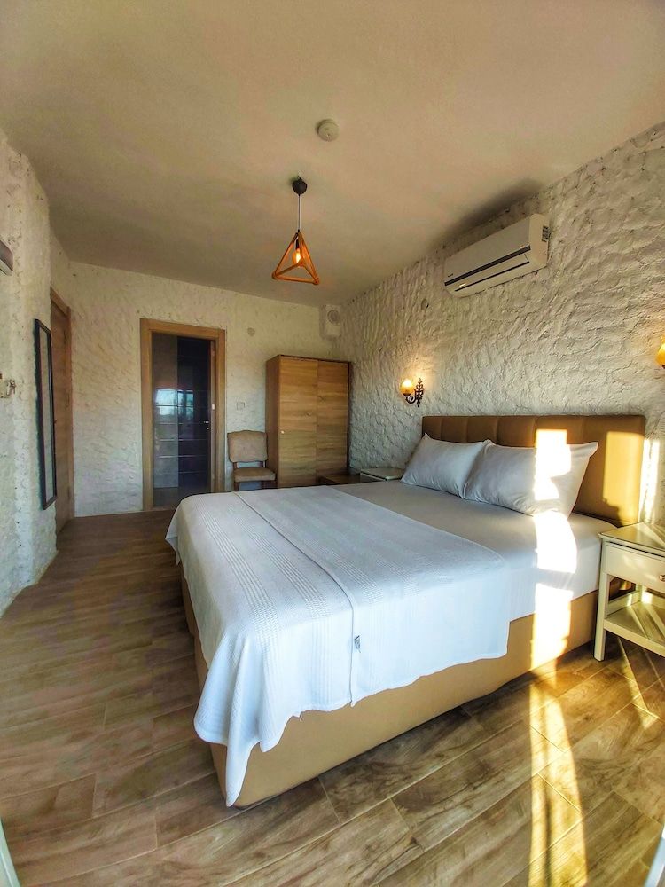 Comfort Room, 1 Queen Bed, Balcony