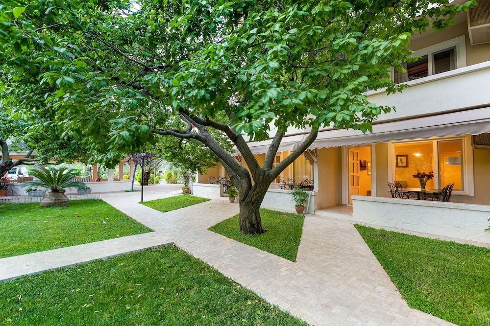 Gurel Garden House Family Room, Garden View
