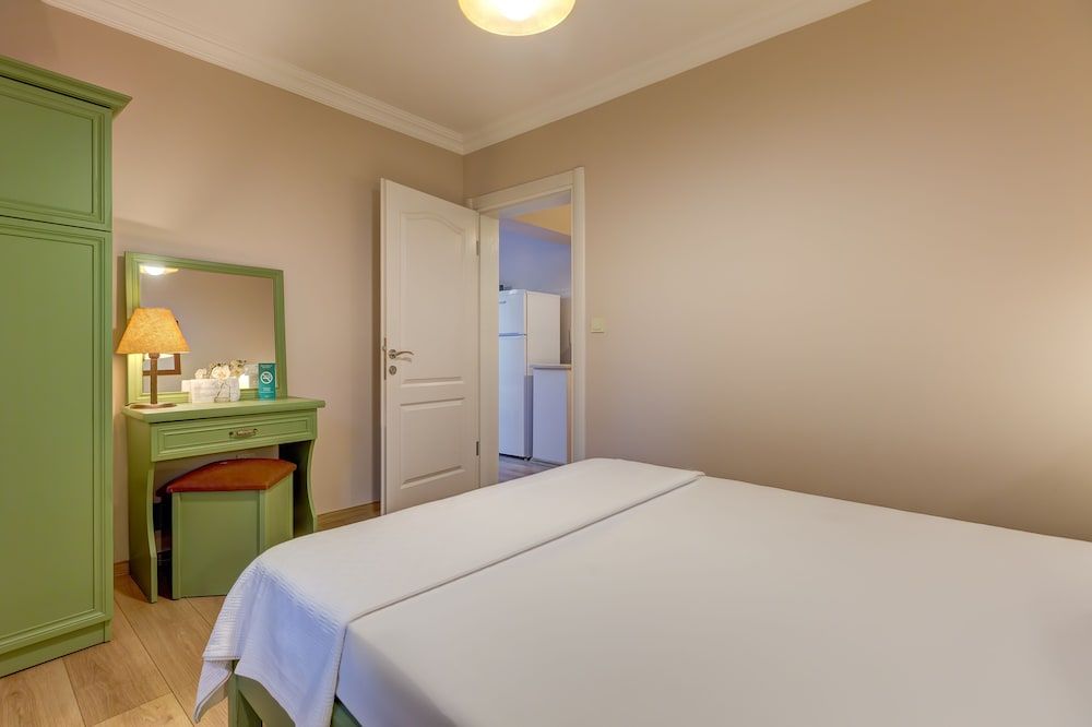 Gurel Garden House Club Room 5