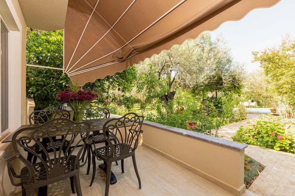 Gurel Garden House Club Room 12