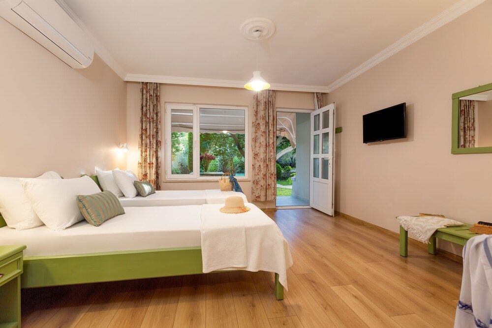 Gurel Garden House Family Room, Garden View 13