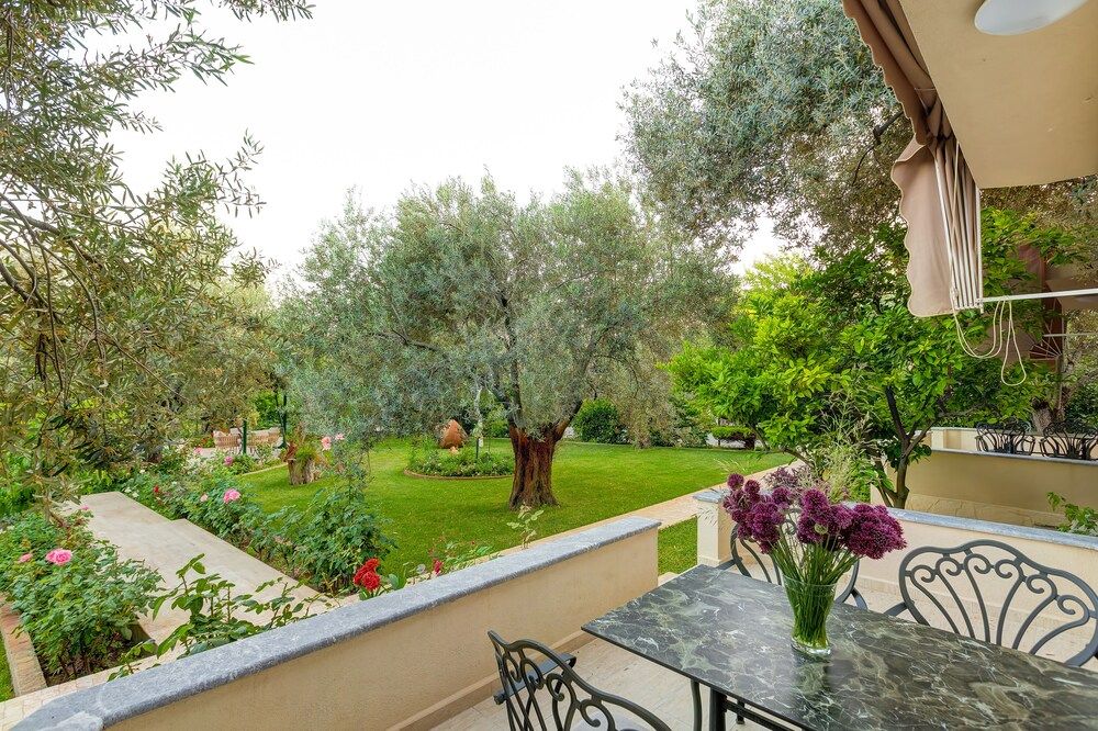 Gurel Garden House Club Room 13