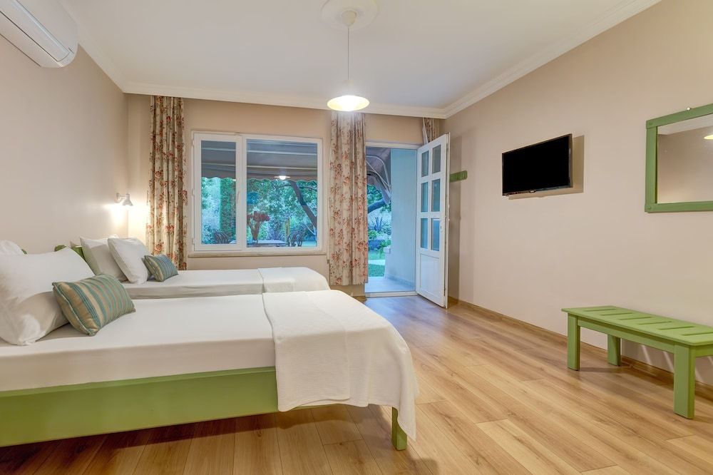 Gurel Garden House Family Room, Garden View 5