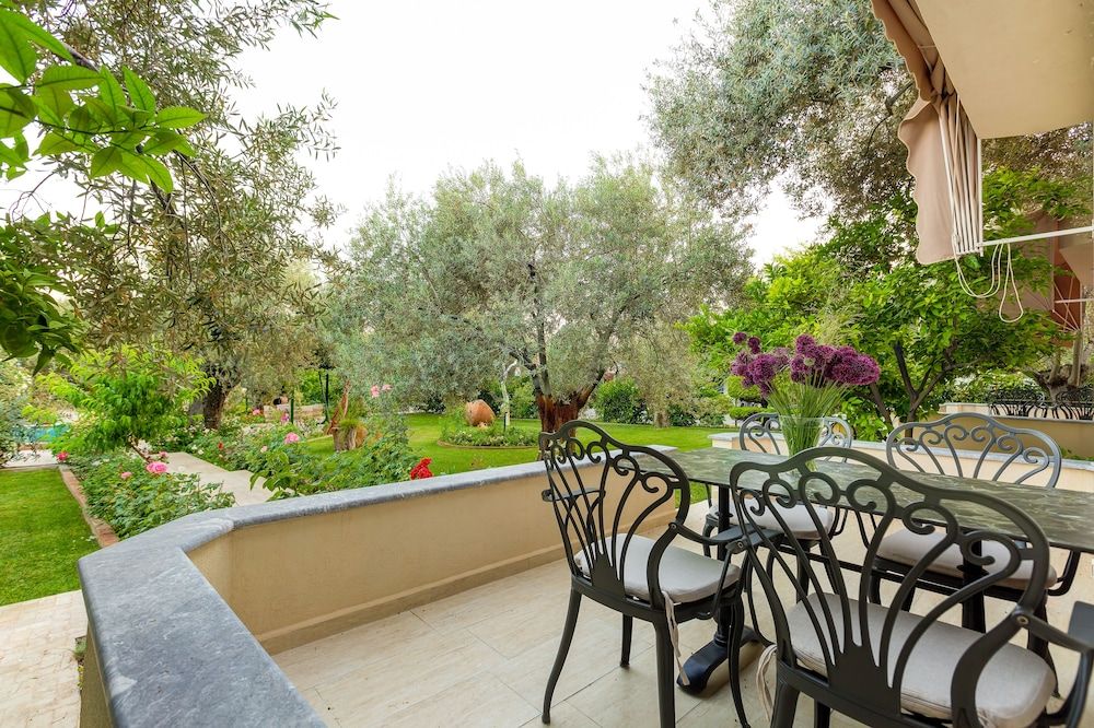 Gurel Garden House Club Room 10