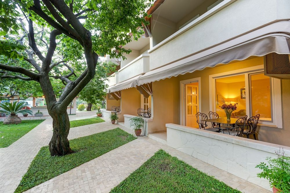Gurel Garden House Family Room, Garden View 18