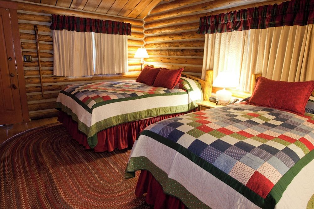 Duplex Cabin, 1 Queen and 1 Twin