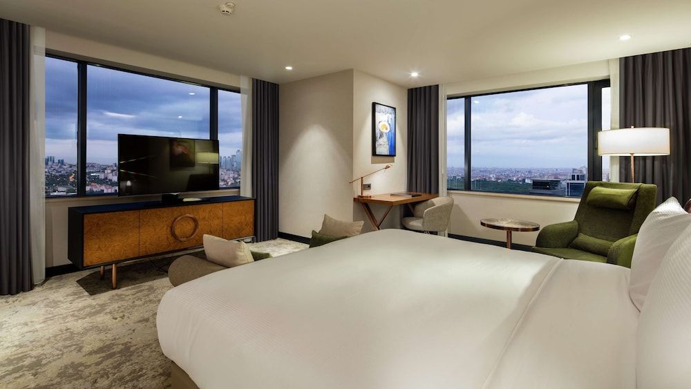 Deluxe Room, 1 King Bed, Corner