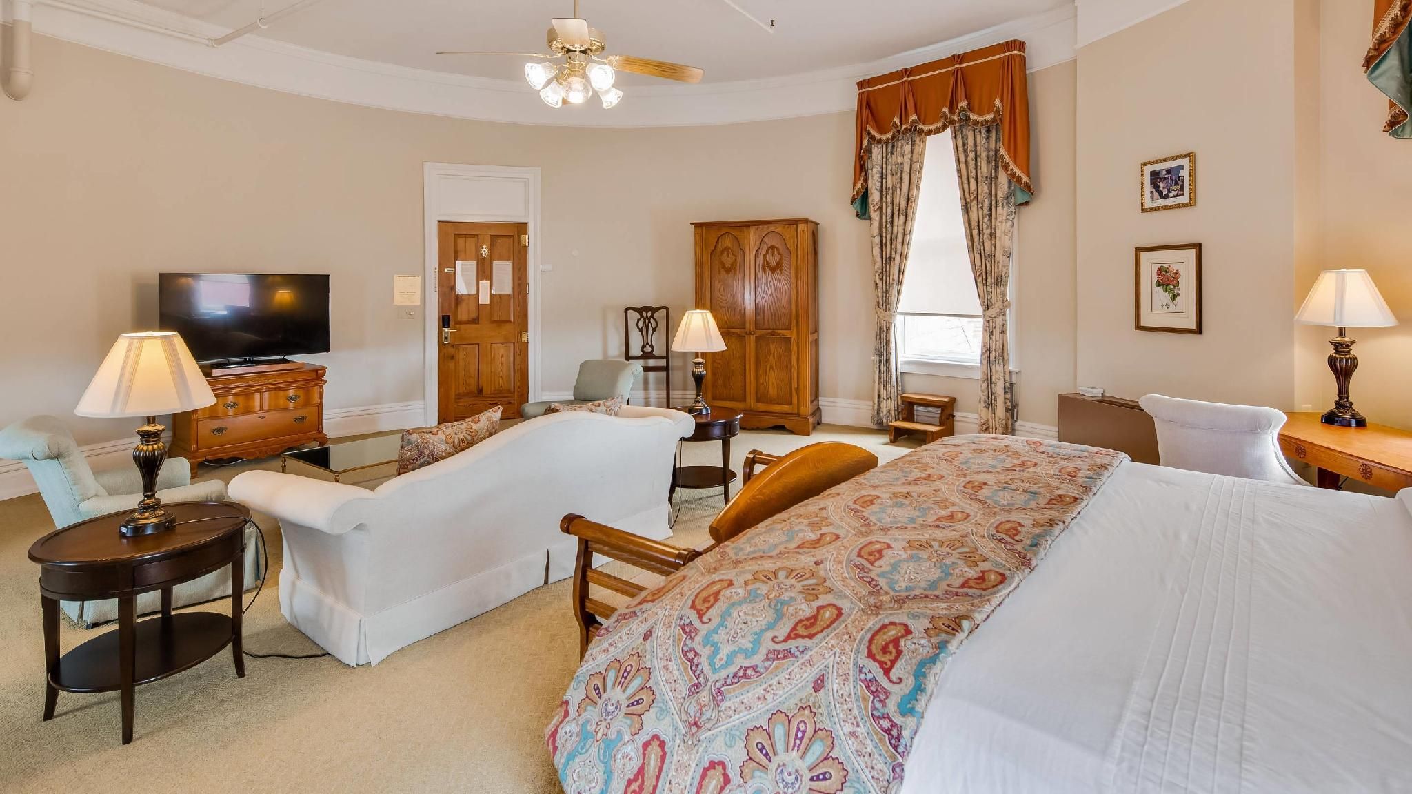 1 King Bed, Suite, Nonsmoking