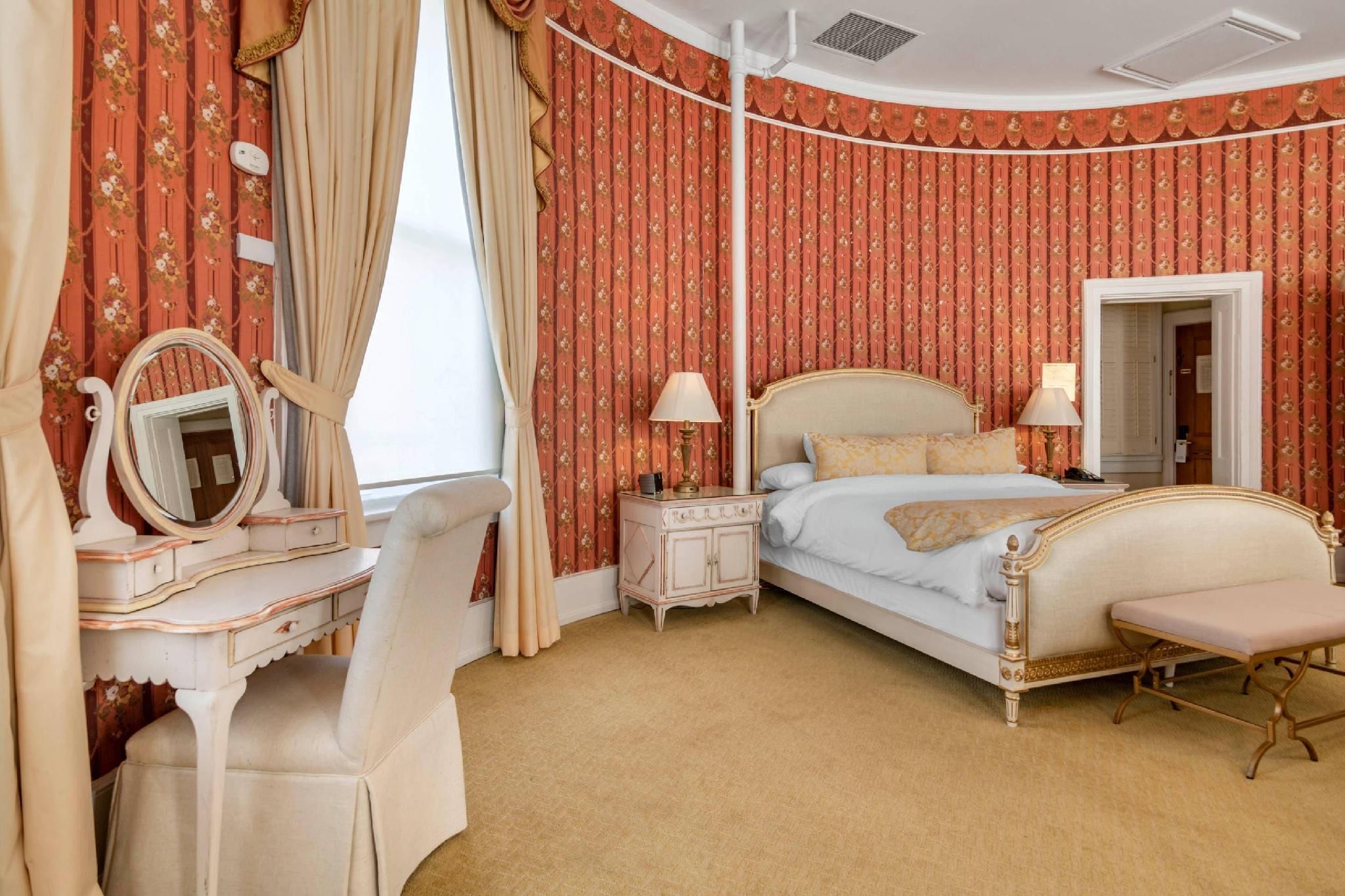 1 King Bed, Suite, Nonsmoking