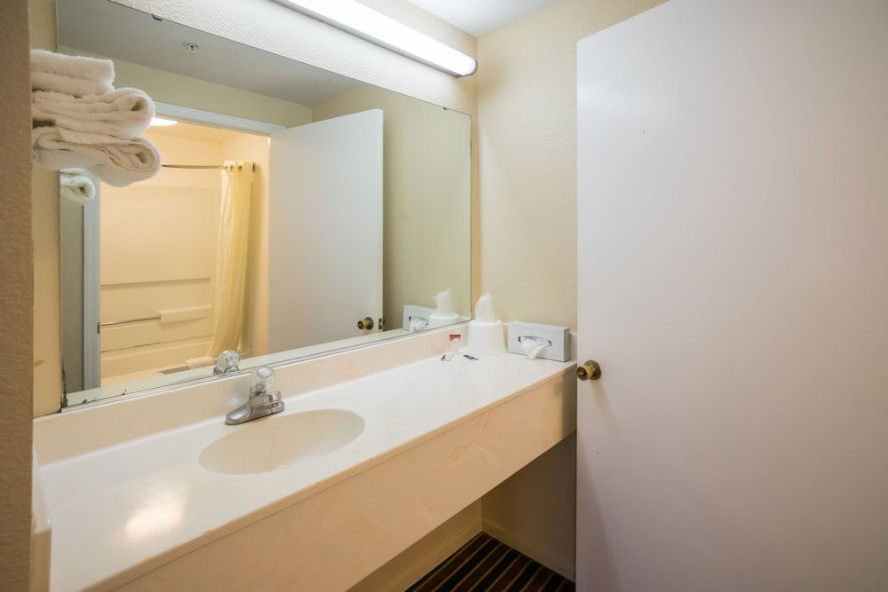 Beachview Inn Queen Room 7