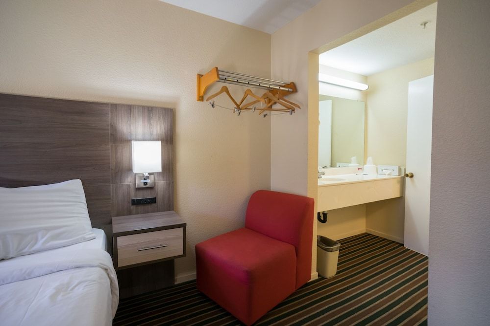 Beachview Inn Queen Room 3