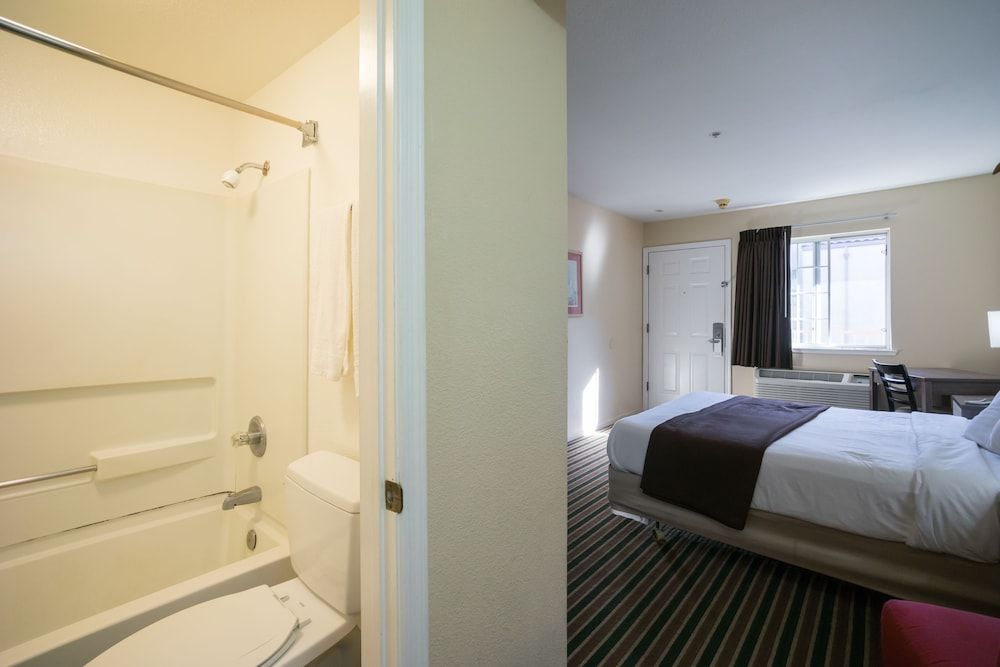 Beachview Inn Queen Room 6