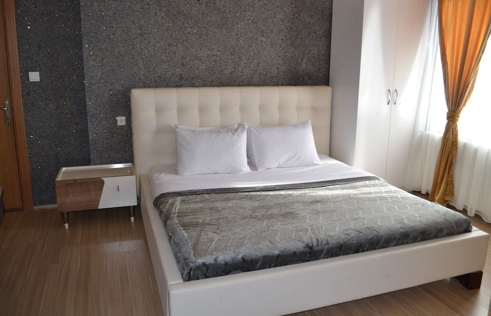 undefined Artura Suite 7
