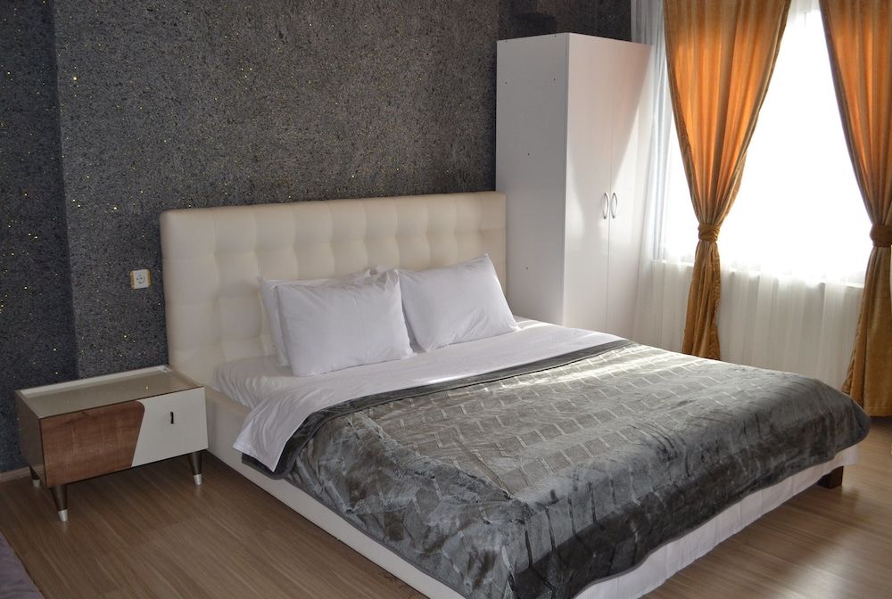 undefined Artura Suite 10