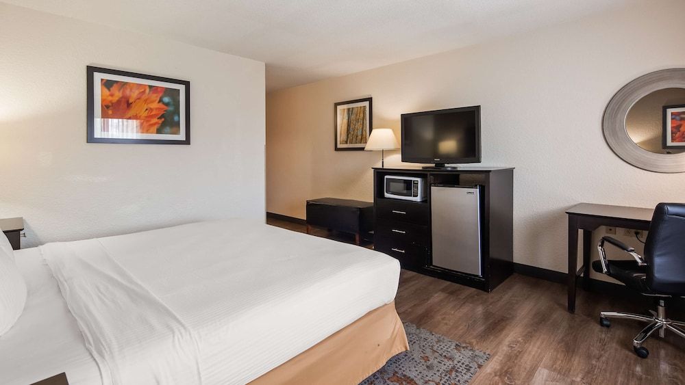 Best Western Plus Newark/Christiana Inn Standard Room, 1 King Bed, Non Smoking, Refrigerator & Microwave 4