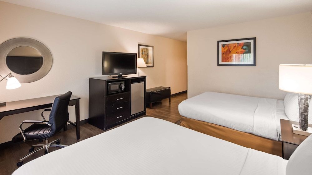 Best Western Plus Newark/Christiana Inn Standard Room, 2 Queen Beds, Accessible, Non Smoking (Walk-in Shower) 4