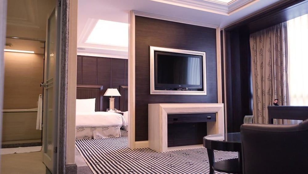 Lake Hotel Executive Twin Room 5