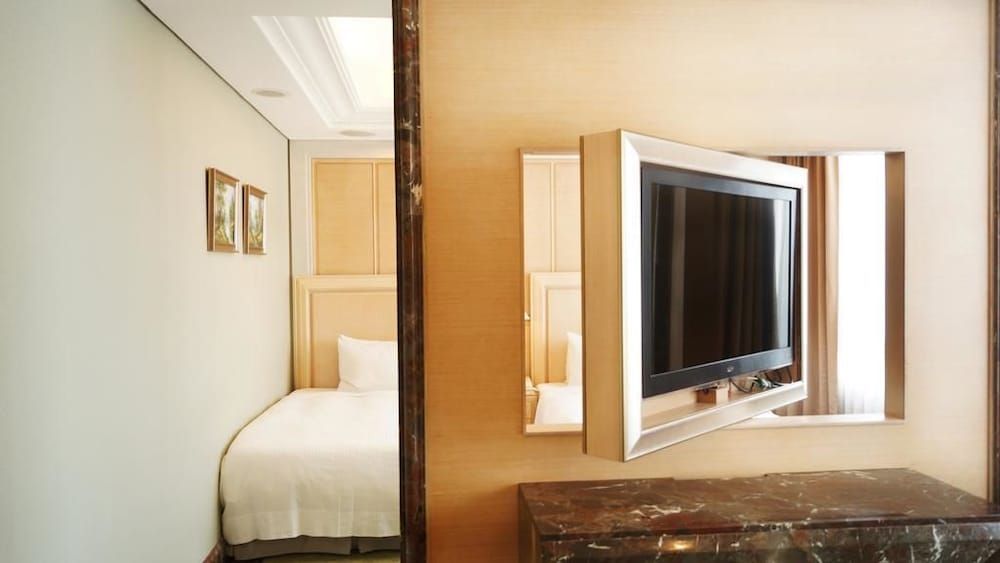 Lake Hotel Executive Twin Room 4