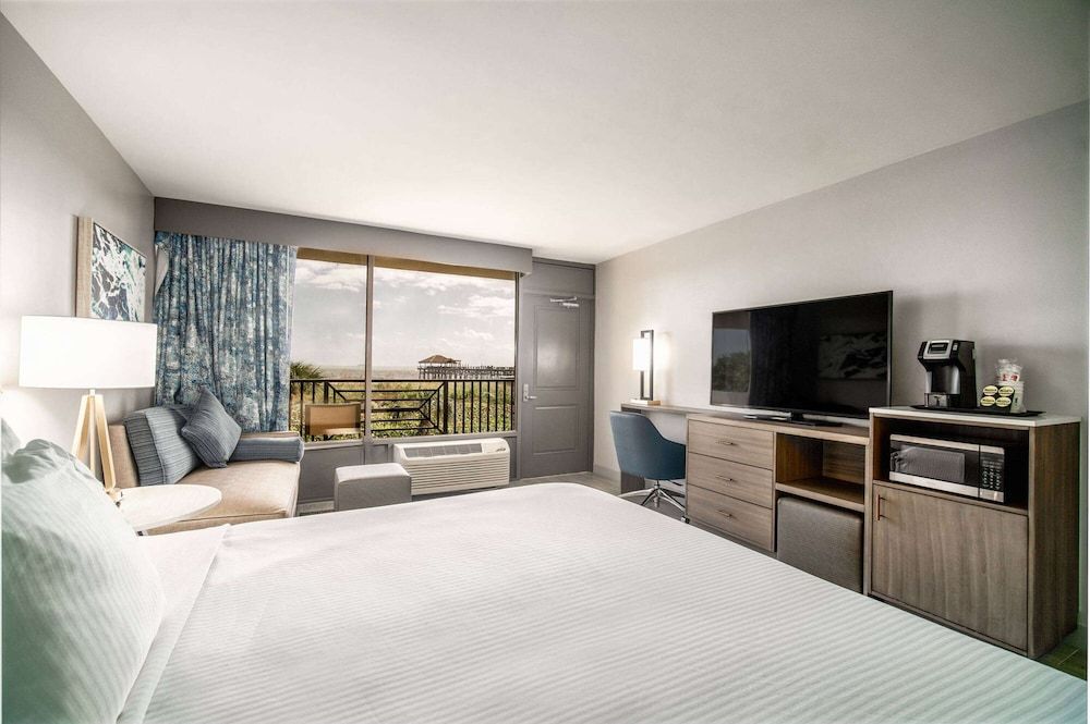 Room, 1 King Bed, Non Smoking, Oceanfront (Balcony)