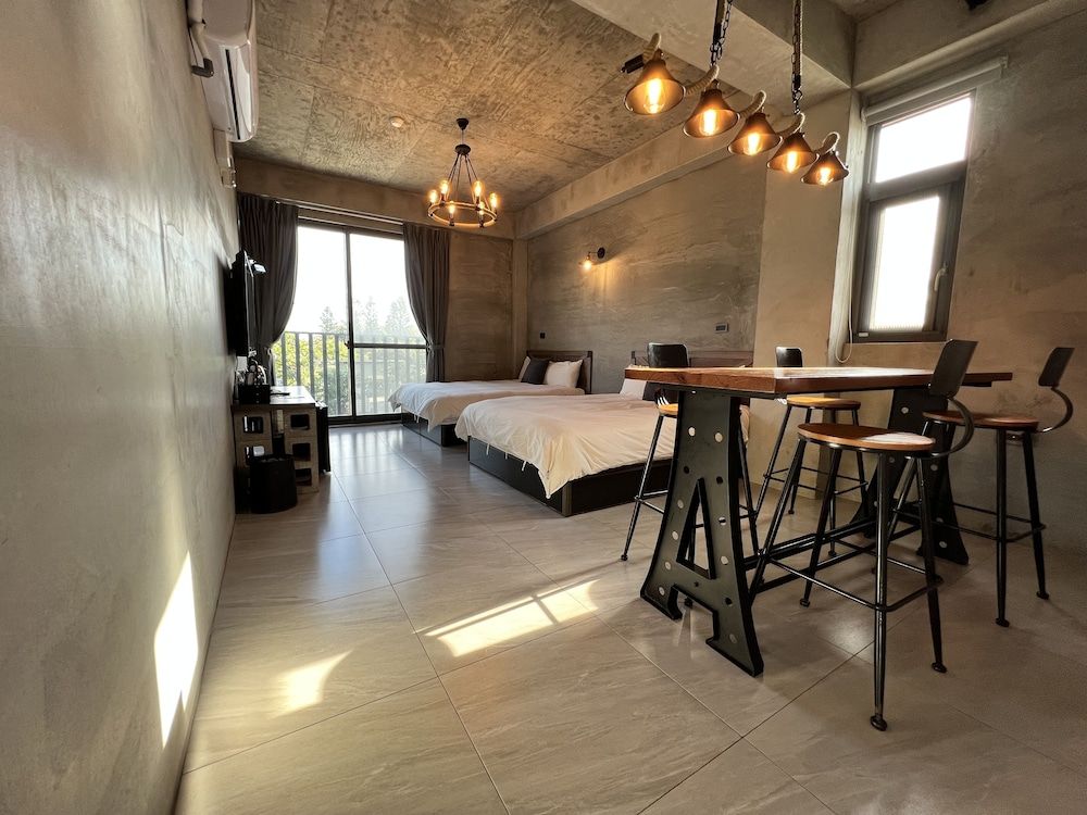 Peninsula Inn Business Quadruple Room 3