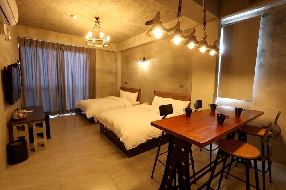 Peninsula Inn Business Quadruple Room 8