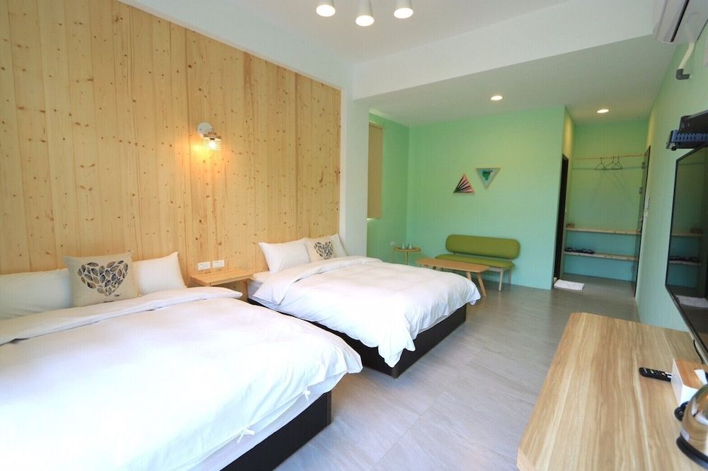 Peninsula Inn Family Quadruple Room 3