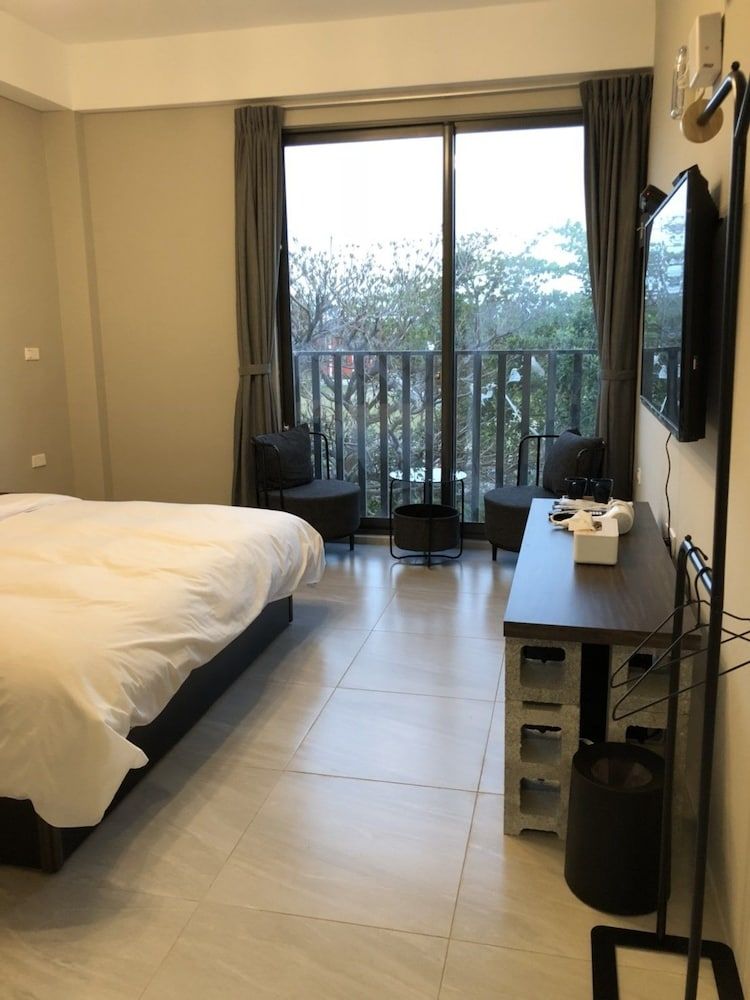 Peninsula Inn Standard Double Room 2