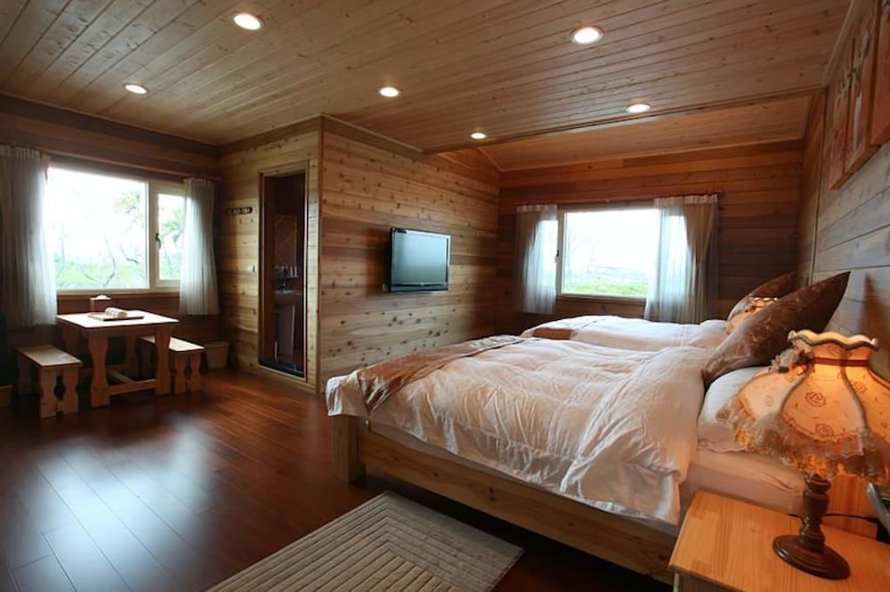 Log Cabin Quadruple Room (203)