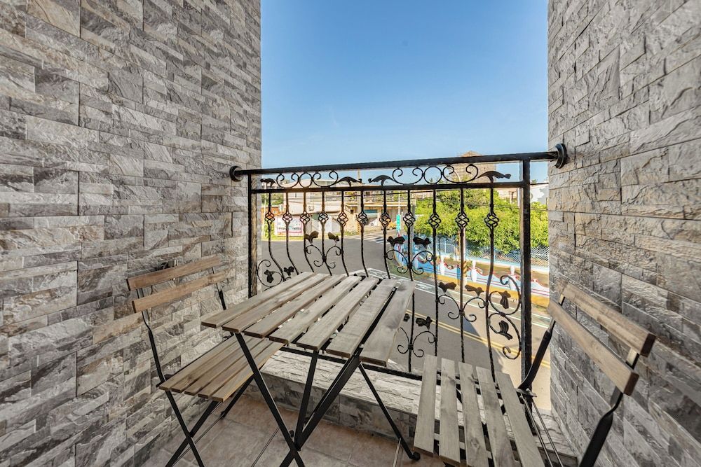 Sunset Mu Style Inn Family Suite with Balcony 11