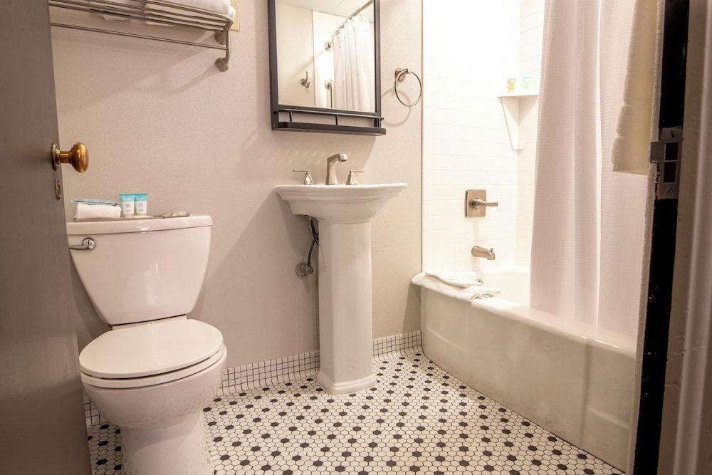 Hotel Maxwell Anderson Signature Room, Multiple Beds (View) 5