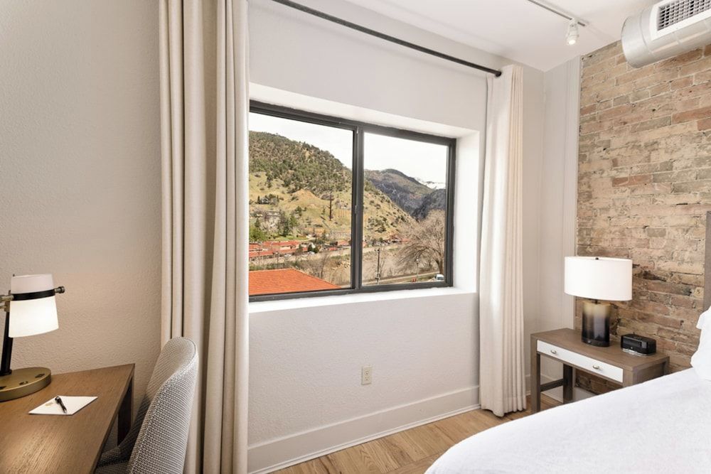 Hotel Maxwell Anderson Room, 1 King Bed, River View 9