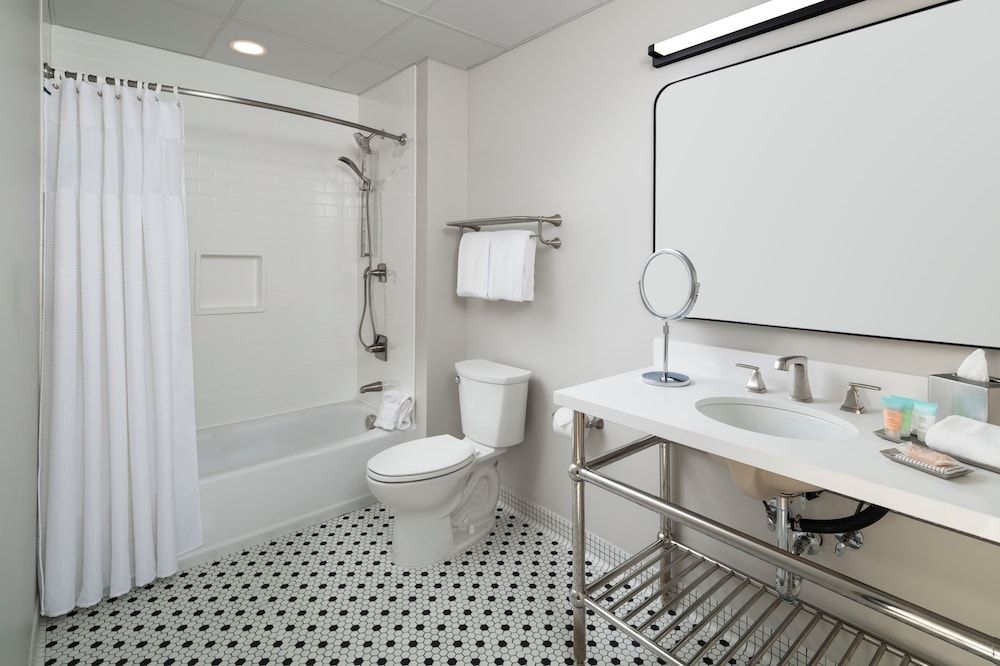 Hotel Maxwell Anderson Room, 1 King Bed, River View 6