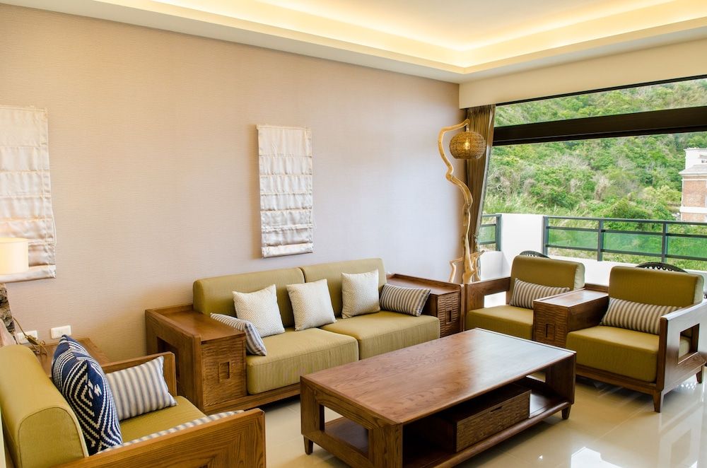 Hola sea view B&B Deluxe Family Room 4