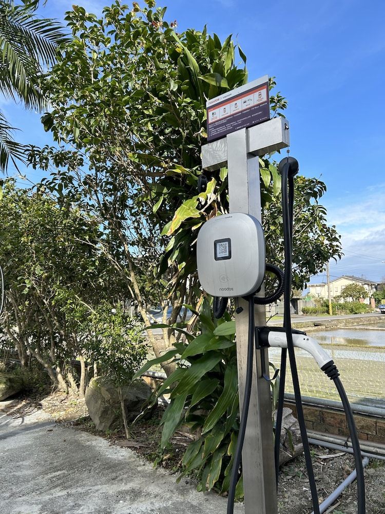 Electric vehicle charging station