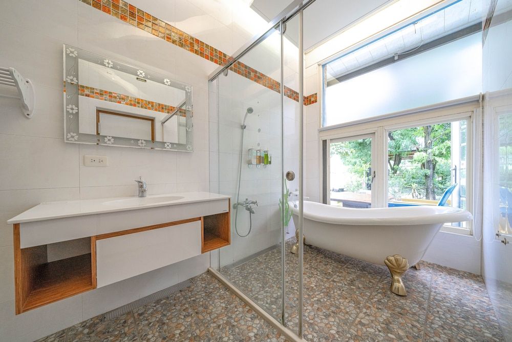 Rainbow Garden B&B Deluxe Quadruple Room 8