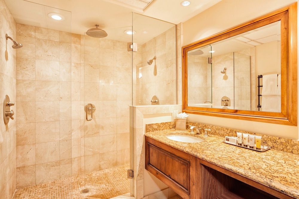 Tivoli Lodge Room, 1 King Bed, Tower 4