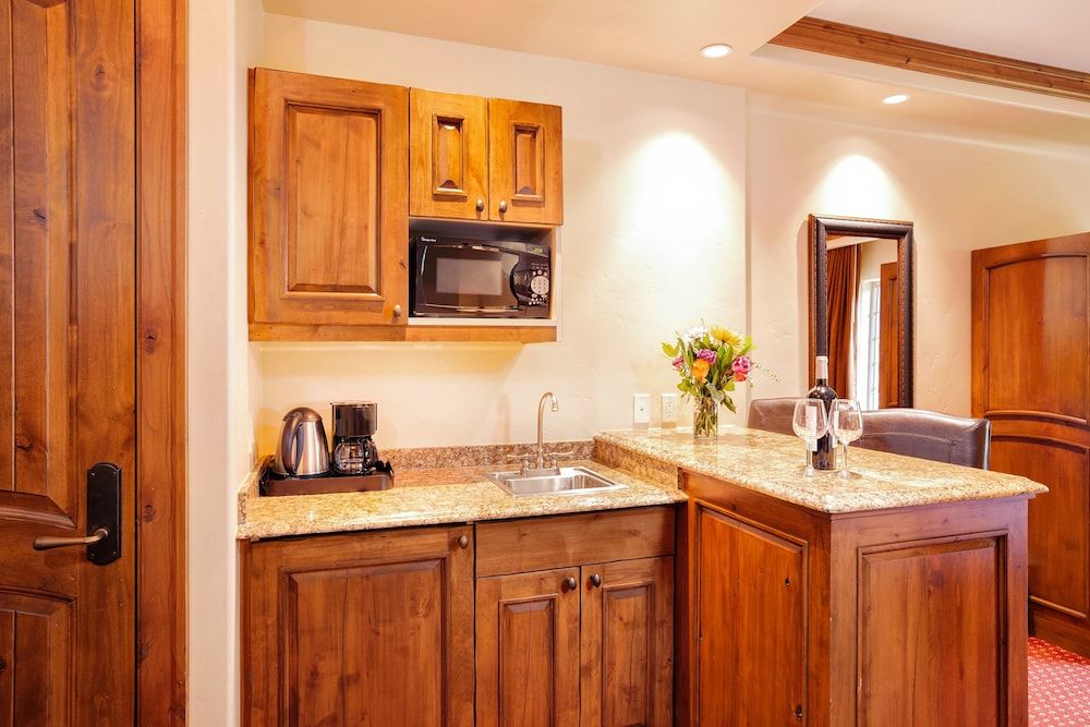 Tivoli Lodge Room, 1 King Bed, Tower 5