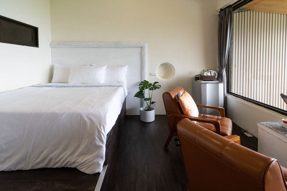undefined Sunnyroom 8