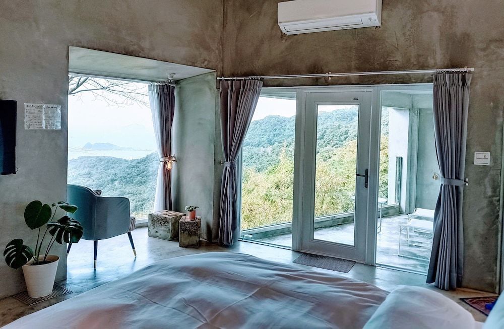 undefined Sunnyroom